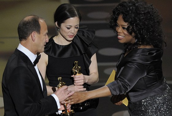 Oprah Winfreyová předává oscary Charlesovi Fergusonovi a Audrey Marrsové - za...