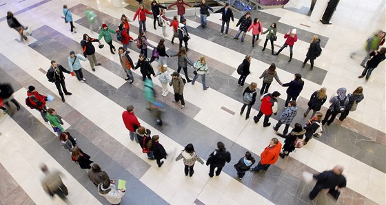 Studenti vytvoili ivý labyrint v pardubickém nákupním centru