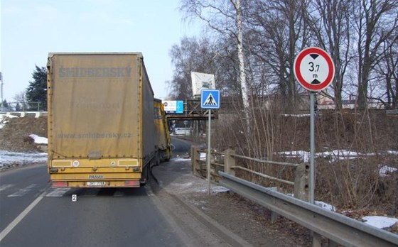 Nkladn vz s pvsem se neveel pod viadukt v Trutnov