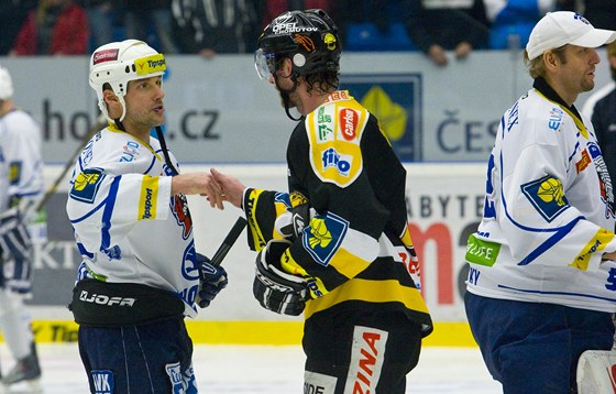JE PO VEM. Plzeský kapitán Martin Straka blahopeje litvínovským hokejistm k postupu.