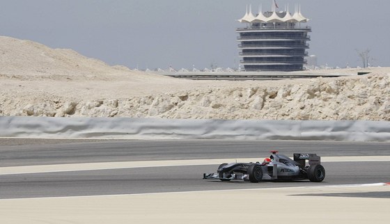 SCHUMI SÁM V POUTI. Michael Schumacher v Mercedesu pi úvodním tréninku GP Bahrajnu.