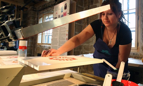 V České Lípě otevřeli Centrum textilního tisku. Na sítotisku pracuje Anna Marie Neduhová.