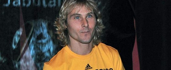 Pavel Nedvd pózuje s míem Jabulani, s ním se bude hrát letoní mistrovství svta