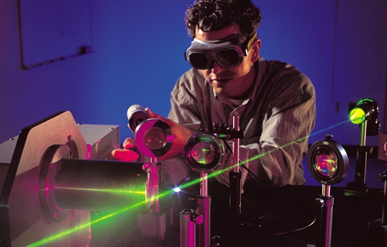 Lasery ve fyzikální laboratoi