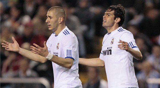 PRO? Karim Benzema (vlevo) a Kaká litují zmaené ance Realu Madrid