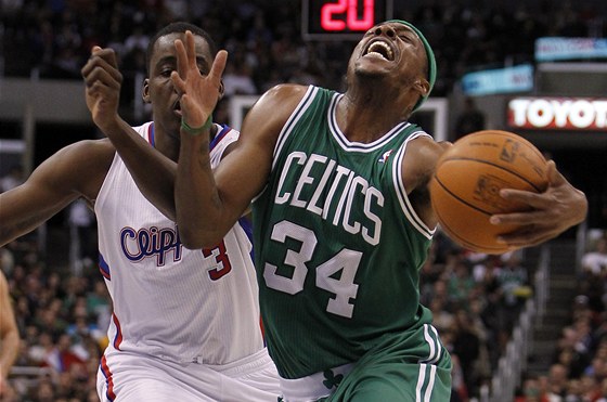 Opora Bostonu Paul Pierce je faulován v utkání proti Los Angeles Clippers.