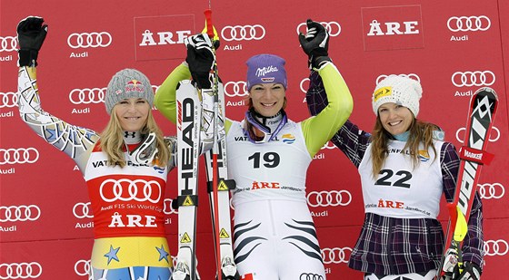 Nejlepí v superobím slalomu v Aare: (zleva) Lindsay Vonnová, Maria Rieschová...