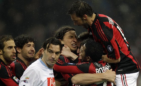 V AC Milán pokrauje a raduje se po gólu do sít Neapole (vpravo).