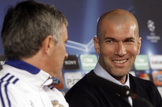 PARÁCI. Zinedine Zidane (vpravo) bude v Realu Madrid spolupracovat s Josém Mourinhem (vlevo).