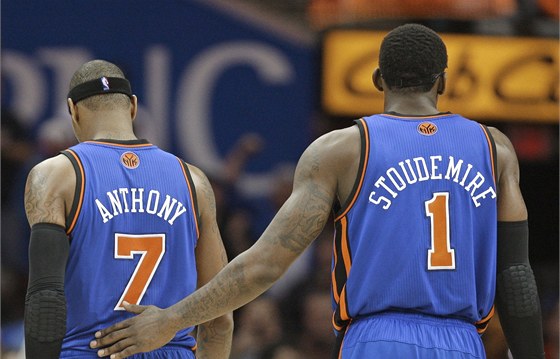 SMUTEK. Carmelo Anthony (vlevo) a Amare Stoudemire z New Yorku Knicks jsou po poráce zdrcení.