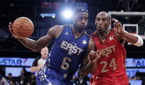  LeBron James z týmu Východu (vlevo)  se snaí prosadit pes Kobeho Brynta z týmu Západu.