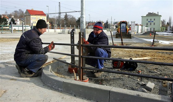 Dlníci montují zábradlí na budoucím dopravním terminálu u sokolovského nádraí D. 