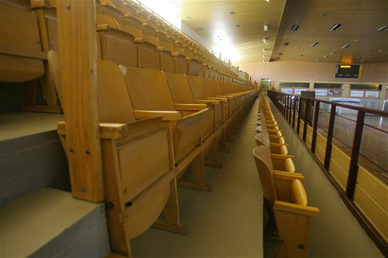 Sportovní hala v eských Budjovicích byla postavena na zaátku 80. let. Na tribunách jsou nepohodlné devné sedaky.