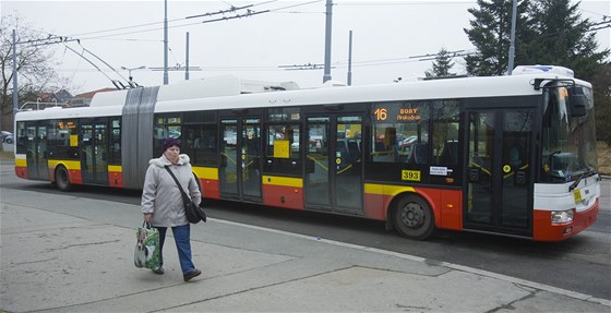Plzní jezdí trolejbus, který je urený pro Hradec Králové.