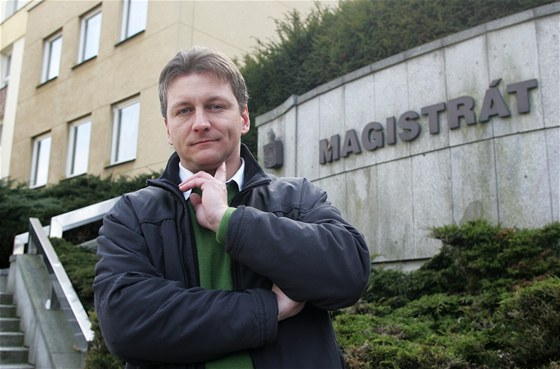 Jií Novotný pracoval na karlovarském magistrátu 14 let jako idi.