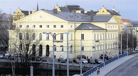 Dm kultury Slavie v eských Budjovicích, budova z roku 1872 eká na spásný nápad.