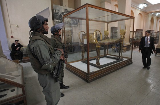 Vojáci steí Egyptské muzeum v Káhie 