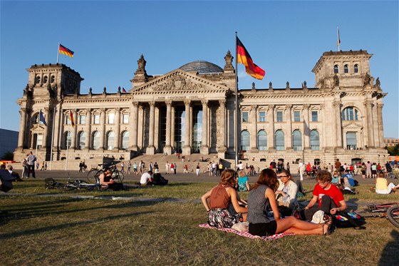Turisté posedávají ped budovou íského snmu v centru Berlína (ilustraní foto)