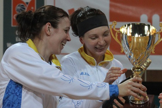 Edita ujanová (vlevo) a Tereza Pecková spolu slaví mistrovský titul.