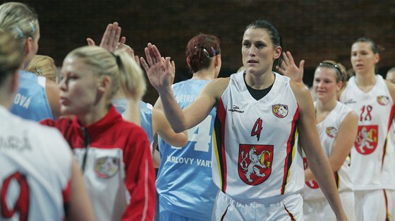 Basketbalistky Hradce Králové v centru s Evou Horákovu (4) zvítzily nad hrákami Karlových Var.