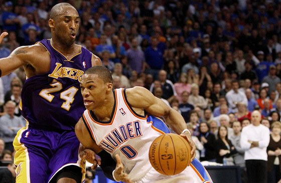 Russell Westbrook (vpravo) z Oklahoma City obchází Kobeho Bryanta z LA Lakers. pi dovednostní souti rozehráva.