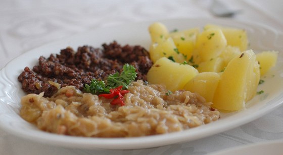 Restaurace Rubn - jitrnicov prejt se zelm a bramborem.