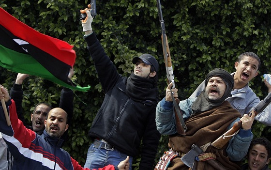 Nepokoje v libyjských ulicích neustávají.