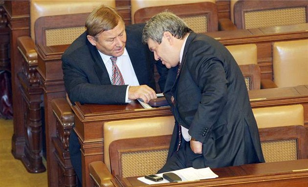 Poslanci KS�M Miroslav Grebení�ek a Vojt�ch Filip v Poslanecké sn�movn�. (15. zá�í 2009)