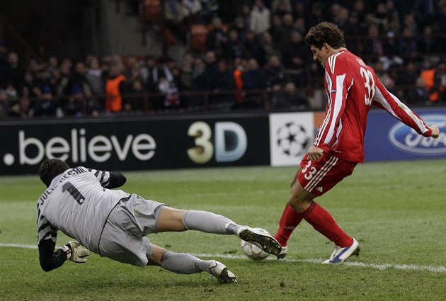 GÓL! Gomez z Bayernu Mnichov p�ekonává v 90. minut� branká�e Julia Cesara z Interu Milán