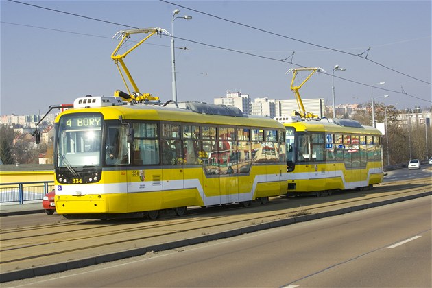 Ulicemi Plze jezdí od tohoto týdne nový typ tramvaje Vario.