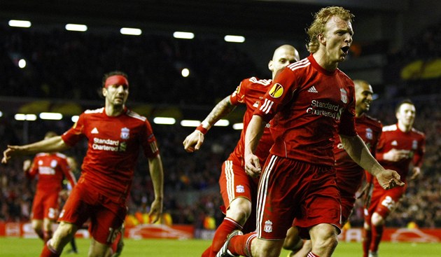 Liverpool slaví gól do sít� Sparty. V pop�edí st�elec Dirk Kuijt.