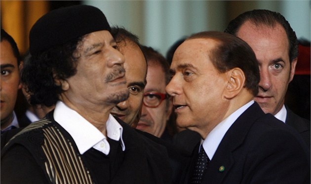 Muammare, p�íteli. Italský premiér Silvio Berlusconi vítá libyjského v�dce v �ím�
