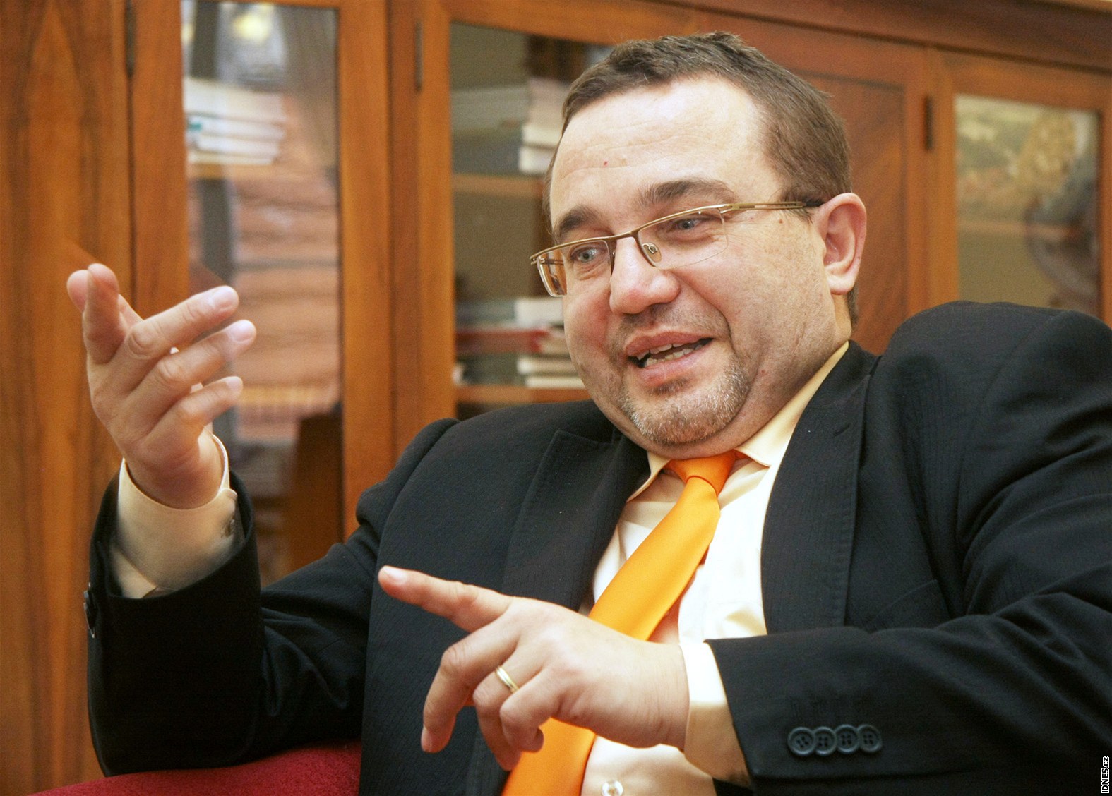 Ministr �kolství Josef Dobe� bude od vlády po�adovat navíc 1,5 miliardy korun, aby se nemusely sni�ovat platy �kolník� a kucha�ek ve �kolních jídelnách. Odborá�i pohrozili, �e by kv�li tomu mohly �koly z�stat zav�ené.