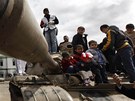 Libyjci pózují u zbraní zabavených Kaddáfího jednotkám  (24. února 2011)