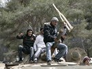 Na Tripolis! Libyjtí vzbouenci dovádí na oputném tanku (25. února 2011)