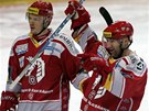 T�ine�t� hokejist� Martin Lojek a Jan Peterek se raduj� ze vst�elen� branky