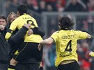GÓÓÓL! Nuri Sahin z Dortmundu skáe do nárue trenéru Kloppovi poté, co se trefil v utkání s Bayernem.