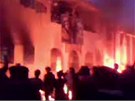 Zábry z amatérského videa, které údajn zachycují hoící policejní stanici v libyjském Tobruku (21. února 2011)