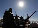 Protivládní povstalci steí u protiletadlových zbraní nedaleko msta Benghází moe, odkud by mohli Kaddáfiho vrní zaútoit. (28. února 2011)