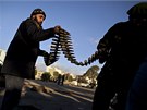 Povstalci pipravují v Benghází munici na boj s Muammarem Kaddáfím (28. února 2011)