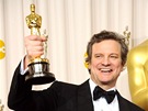Colin Firth s Oscarem za nejlepí muský herecký výkon ve filmu Králova e (Los Angeles, 27. února 2011)