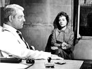 Annie Girardotová a Jean Gabin ve filmu Komisař Maigret klade past (1958)
