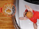 NAD KAPOTOU. Vítz smeovací soute Blake Griffin se stává králem all-star víkendu NBA. Peskoil auto a publikum ílelo.