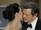 Sandra Bullock gratuluje Colinu Firthovi k Oscaru za nejlepí výkon v hlavní roli ve filmu Králova e