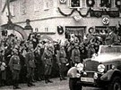 Adolf Hitler obklopený davy píznivc projídí v íjnu 1938 Borem.