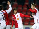 RADOST. Fotbalist Slavie oslavuj stelce glu Stanislava Vlka (vpravo). 