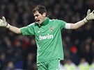 ALE NE. Branká Iker Casillas z Realu Madrid se zlobí po anci, kterou jeho spoluhrái nepromnili.