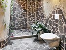 Také vechny koupelny v dom jsou obloeny kamenem a osvtleny shora steními okny, zdroj: www.mujdum.cz