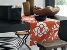 Letoní ti trendy se dají s úspchem mixovat. Retro stoliku v kombinaci s moderním stolem a devnými doplky v pírodním stylu doplují bytové textilie s kvtinovými a etno vzory.