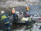 Nehoda v Koutech nad Desnou, pi které auto sjelo z mostu do eky a pevrátilo se.